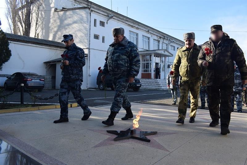 Росгвардейцы Дагестана почтили память сослуживцев, погибших во время кизлярских и первомайских событий 1996 года (фото, видео)