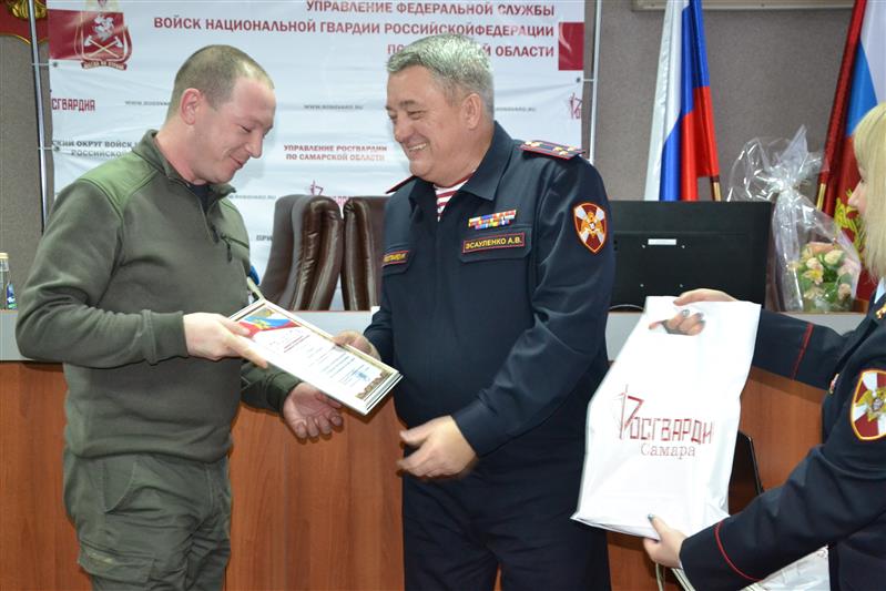 В Самаре руководитель регионального Управления Росгвардии рассказал журналистам об итогах года и наградил представителей СМИ