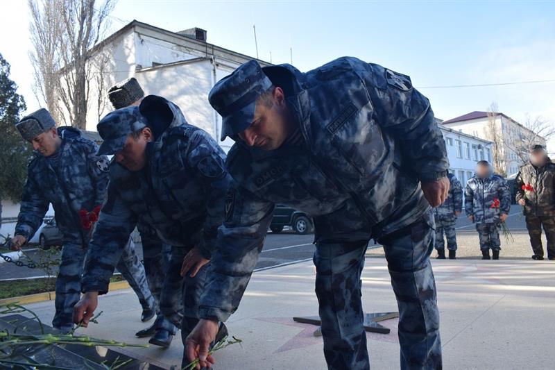 Росгвардейцы Дагестана почтили память сослуживцев, погибших во время кизлярских и первомайских событий 1996 года (фото, видео)