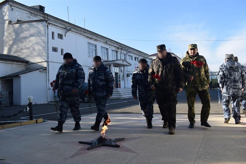 Росгвардейцы Дагестана почтили память сослуживцев, погибших во время кизлярских и первомайских событий 1996 года (фото, видео)