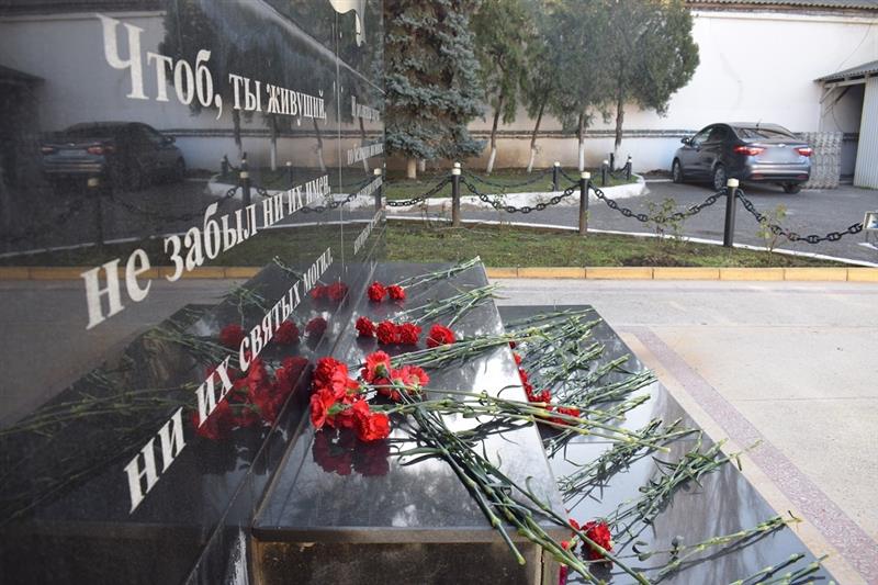 Росгвардейцы Дагестана почтили память сослуживцев, погибших во время кизлярских и первомайских событий 1996 года (фото, видео)