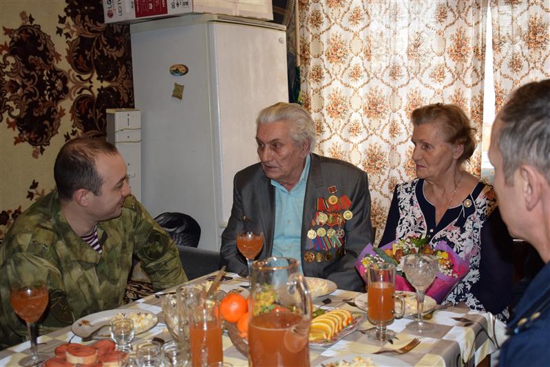 Военнослужащие отдельного отряда специального назначения «Барс» поздравили ветерана-блокадника с 80-летием