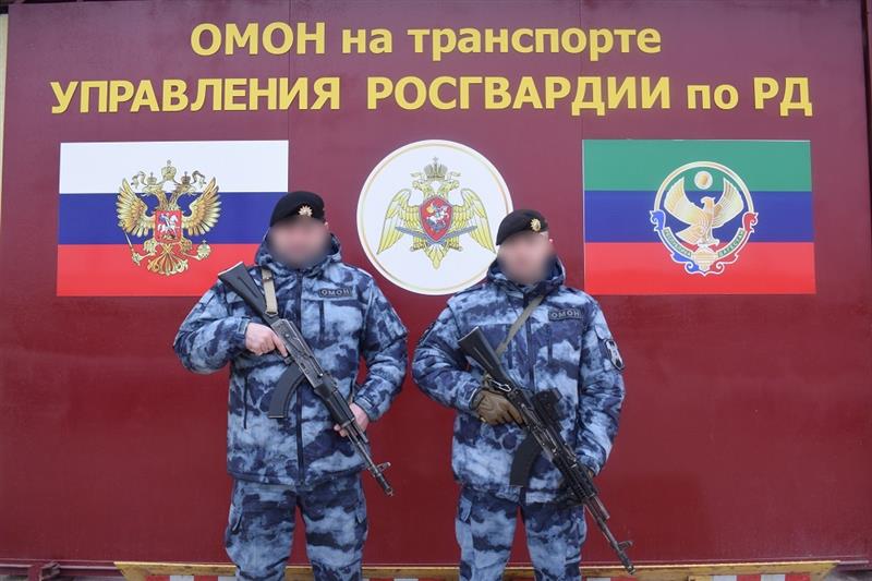 В Дагестане сотрудники ОМОН на транспорте задержали подозреваемого в хранении наркотиков