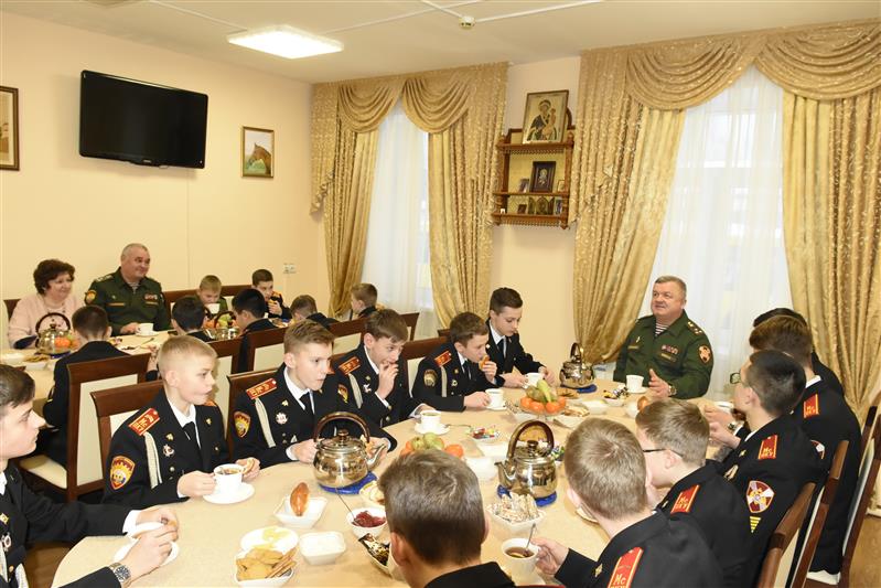 В Президентском кадетском училище имени М.А. Шолохова Росгвардии состоялась встреча руководства учебного заведения с воспитанниками-отличниками  