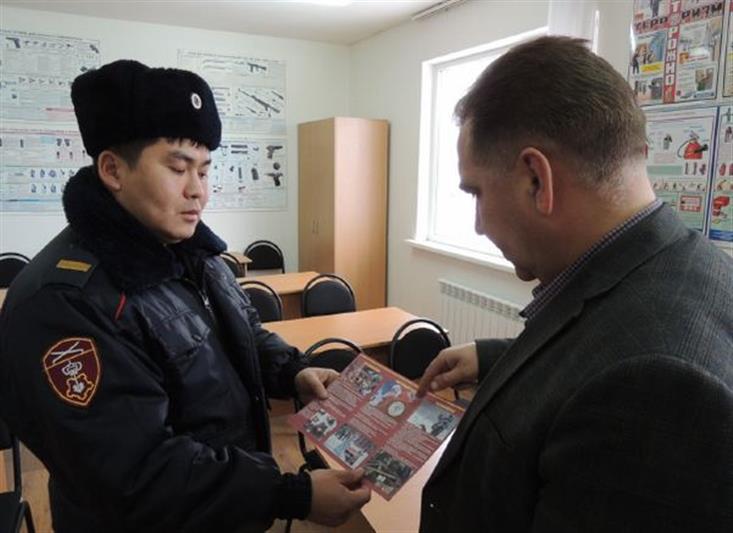 Калмыцкие росгвардейцы проинформировали земляков о мерах защиты имущества от преступных посягательств  