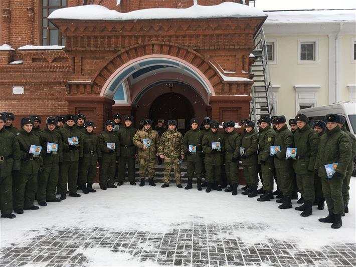 В саровском соединении Росгвардии военнослужащие приложились к мощам святого праведного Федора Ушакова 