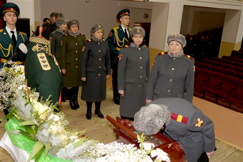 В саровском соединении Росгвардии военнослужащие приложились к мощам святого праведного Федора Ушакова 