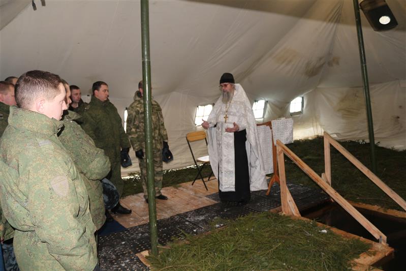 В Сарове военнослужащие, ветераны и члены их семей приняли участие в мероприятиях православного религиозного праздника Крещения Господне