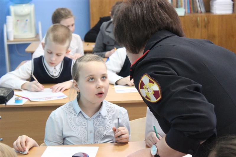 В День рождения Челябинской области сотрудники Росгвардии провели познавательный урок для школьников