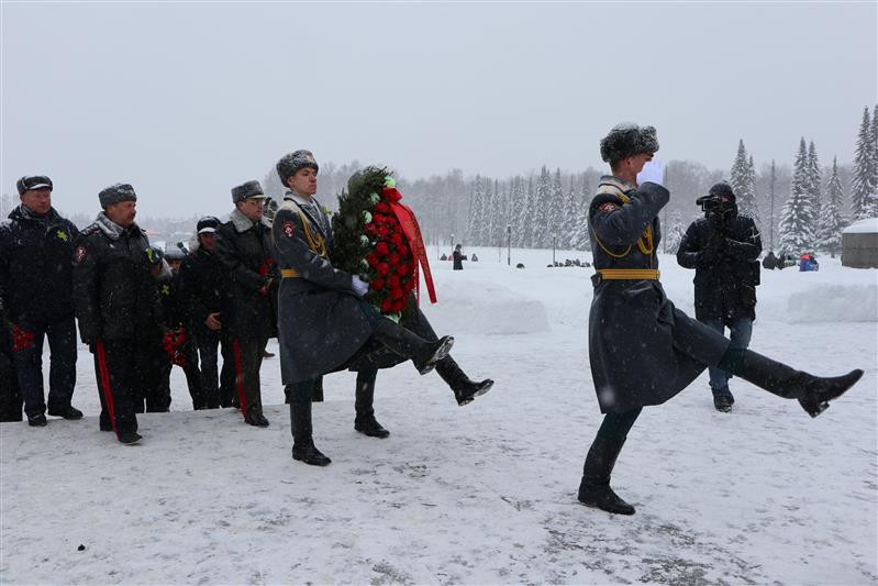 Командующий Северо-Западным округом Росгвардии почтил память погибших жителей блокадного Ленинграда и его защитников