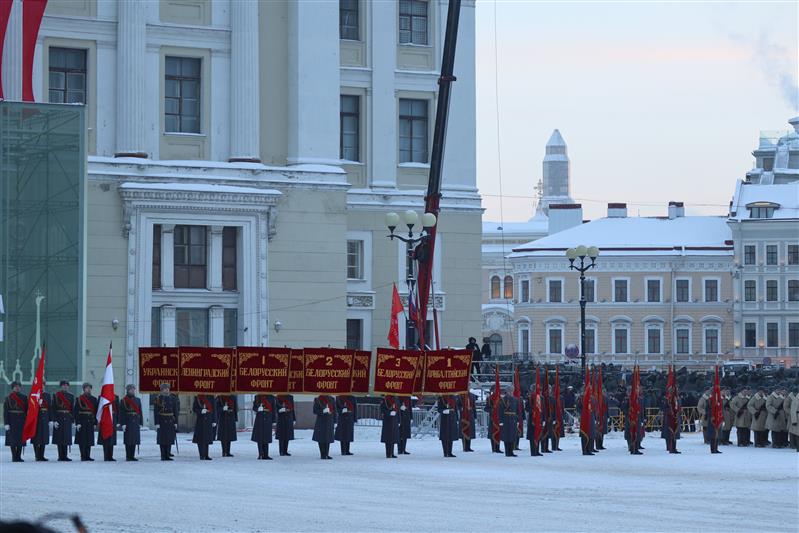 В Санкт-Петербурге военнослужащие Росгвардии приняли участие в параде в честь 75-й годовщины полного освобождения Ленинграда от фашистской блокады