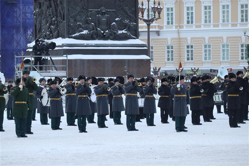 В Санкт-Петербурге военнослужащие Росгвардии приняли участие в параде в честь 75-й годовщины полного освобождения Ленинграда от фашистской блокады