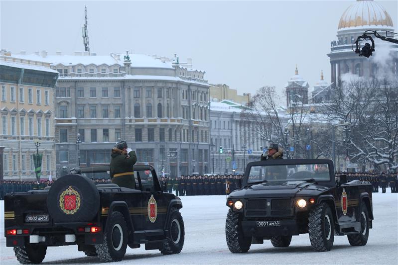 В Санкт-Петербурге военнослужащие Росгвардии приняли участие в параде в честь 75-й годовщины полного освобождения Ленинграда от фашистской блокады