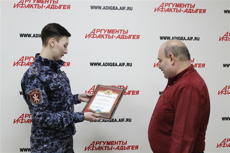 В Адыгее сотрудники Росгвардии поздравили представителей республиканских СМИ с профессиональным праздником