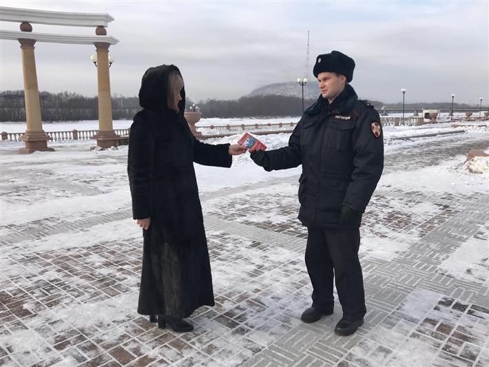 Сотрудники Управления Росгвардии по Еврейской автономной области проводят акцию «Безопасный Новый год»