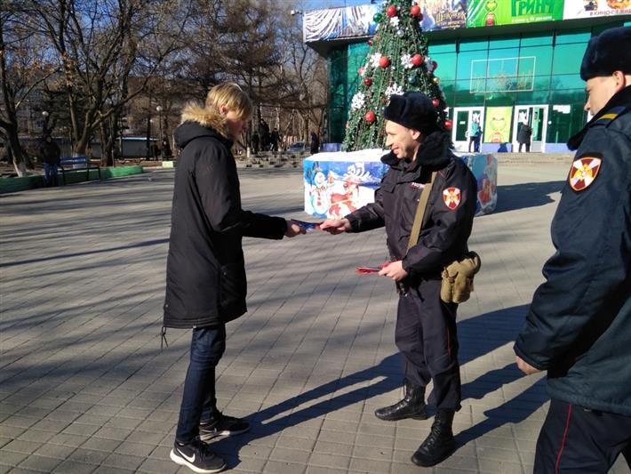 Во Владивостоке росгвардейцы рассказали о профилактической акции «Безопасный Новый год»