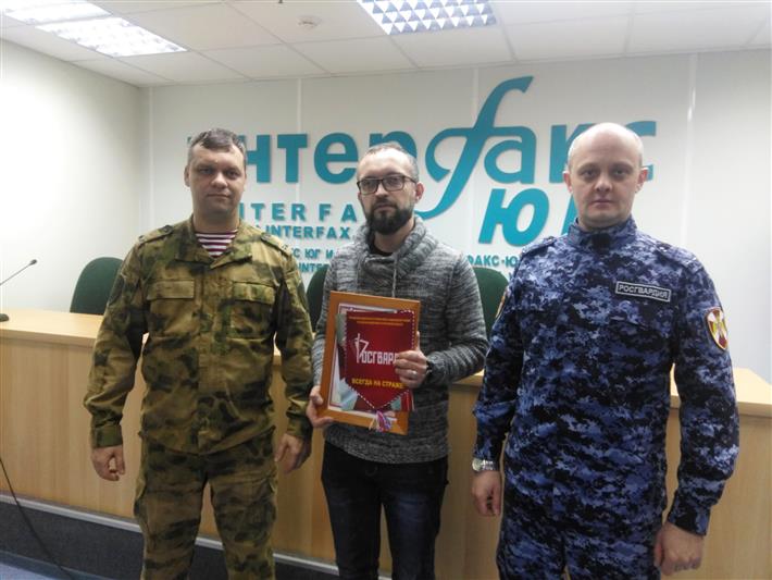 В Ростове-на-Дону офицеры пресс-служб Южного округа и регионального управления Росгвардии поздравили работников средств массовой информации с профессиональным праздником