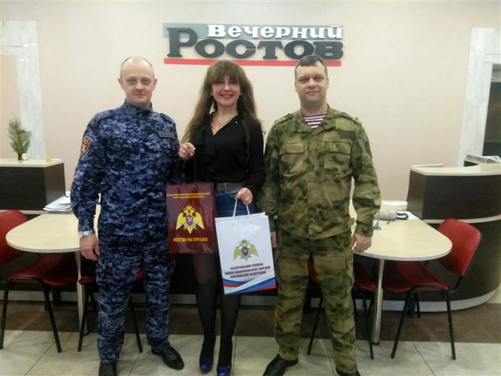 В Ростове-на-Дону офицеры пресс-служб Южного округа и регионального управления Росгвардии поздравили работников средств массовой информации с профессиональным праздником