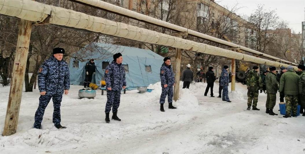 Сотрудники Росгвардии обеспечивают охрану правопорядка и оказывают помощь пострадавшим в городе Шахты