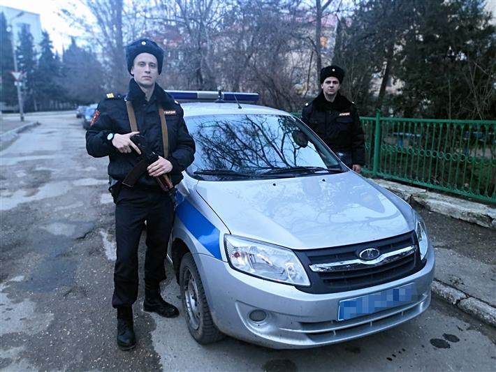 Сотрудники Росгвардии в Севастополе задержали вооруженного ножом пьяного дебошира