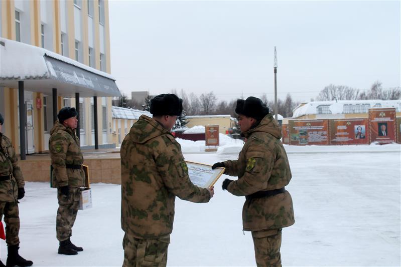 Военнослужащие Росгвардии спасли жизнь девушке, пострадавшей в дорожно-транспортном происшествии (фото, видео)