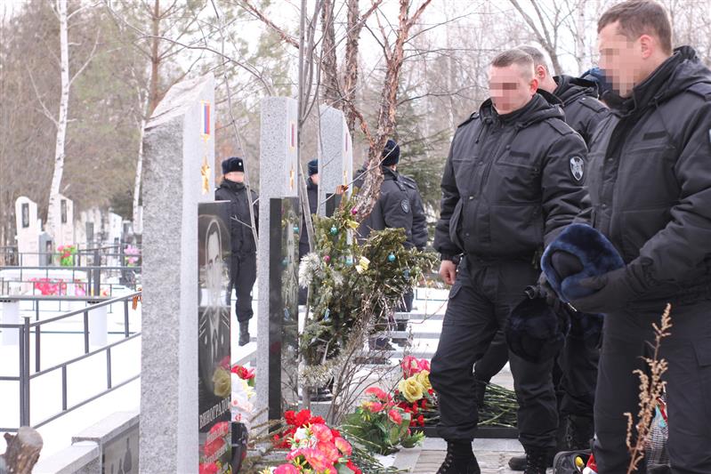 В Хабаровске сотрудники Росгвардии почтили память своих боевых товарищей, погибших при исполнении служебных обязанностей
