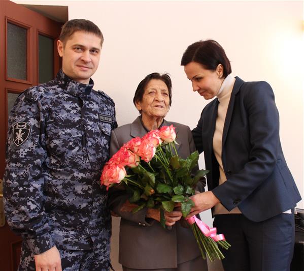 Сотрудники Росгвардии поздравили с 95-летием ветерана самарской вневедомственной охраны 