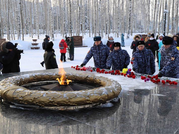 Военнослужащие и сотрудники Управления Росгвардии по ХМАО – Югре приняли участие в памятных мероприятиях, посвященных 75-летию снятия блокады Ленинграда
