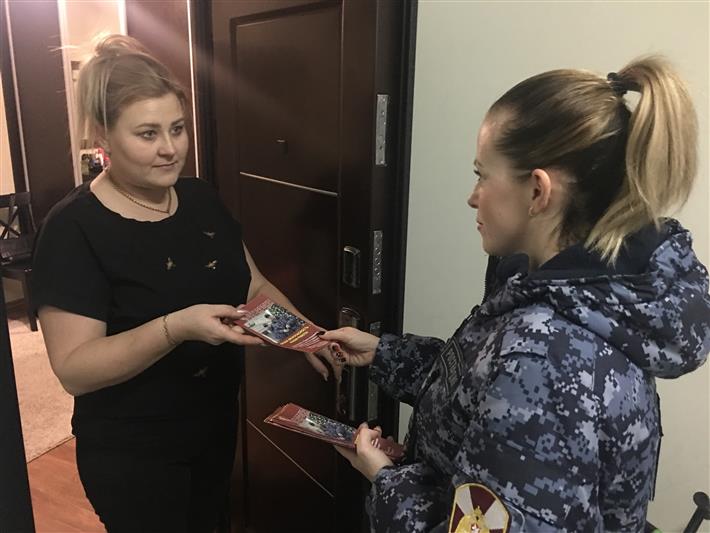 В Краснодаре сотрудники Росгвардии напомнили горожанам и гостям краевой столицы о мерах личной и имущественной безопасности 