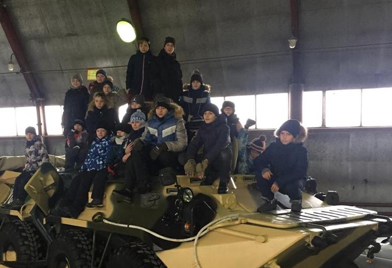 В Тюмени сотрудники ОМОН напомнили детям о соблюдении правил безопасности во время новогодних каникул