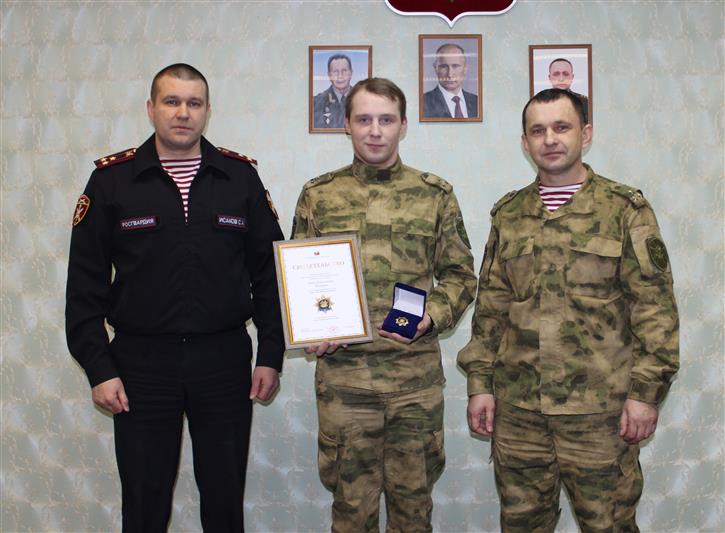 Военнослужащий Росгвардии удостоен общественной награды за вклад в развитие русской литературы в Карелии 