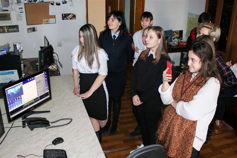 Росгвардейцы организовали для ставропольских школьников экскурсию по редакциям региональных СМИ