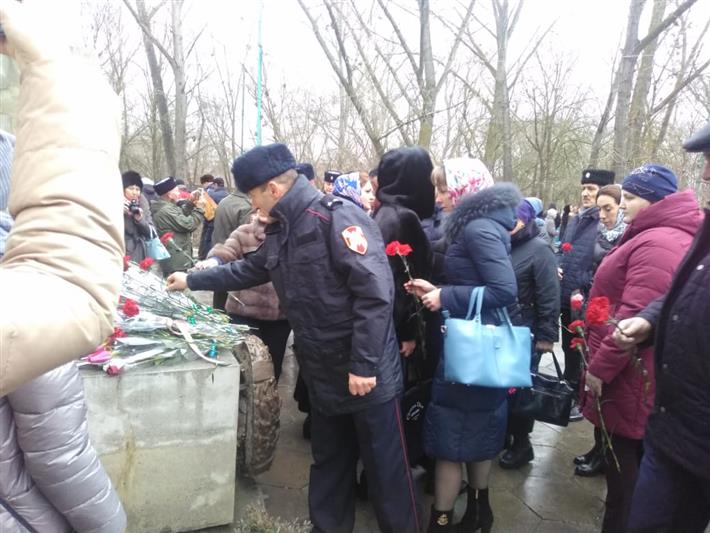 Военнослужащие и сотрудники Росгвардии приняли участие в памятных мероприятиях, посвященных кизлярским событиям 1996 года