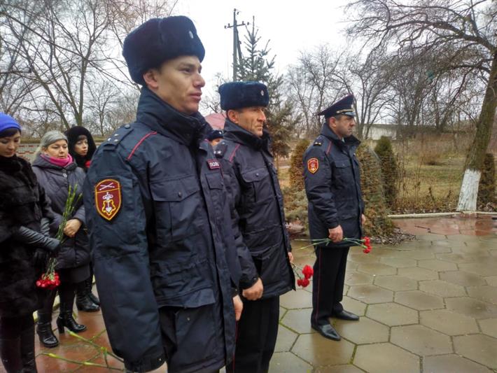 Военнослужащие и сотрудники Росгвардии приняли участие в памятных мероприятиях, посвященных кизлярским событиям 1996 года