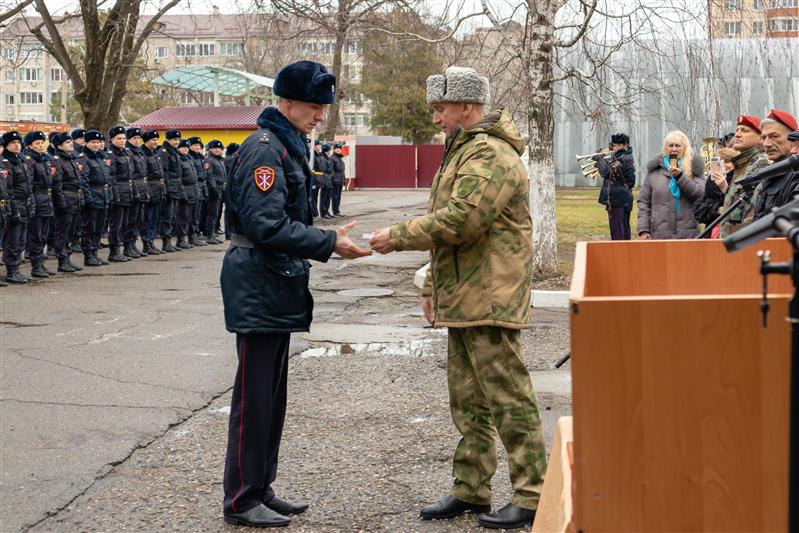 Военнослужащие краснодарского полка Росгвардии простились с Боевым знаменем 