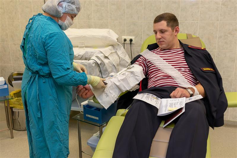В Краснодаре сотрудники Росгвардии приняли участие в донорской акции в поддержку тяжелобольных пациентов