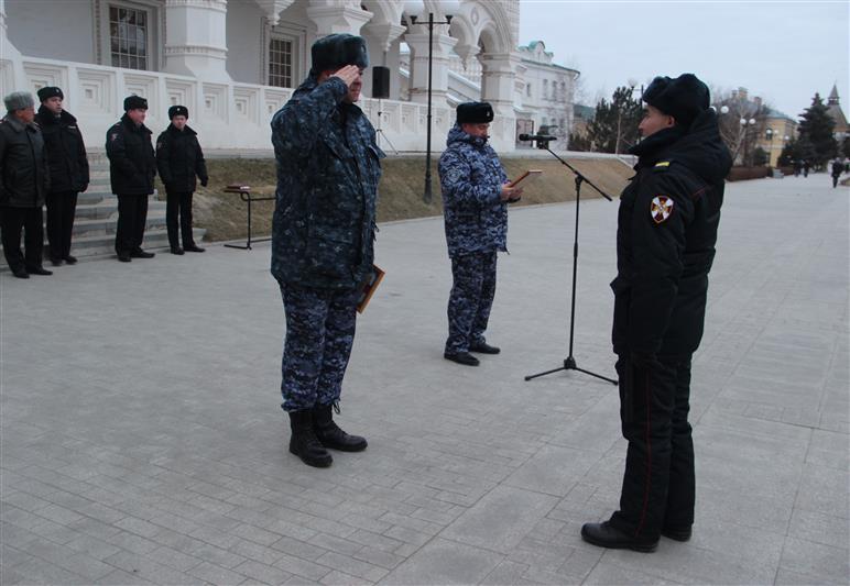 Первый в этом году гарнизонный развод Росгвардии и полиции состоялся в Астраханском кремле