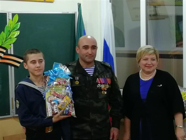 Сотрудники дагестанского СОБР провели Урок мужества для воспитанников кадетской школы