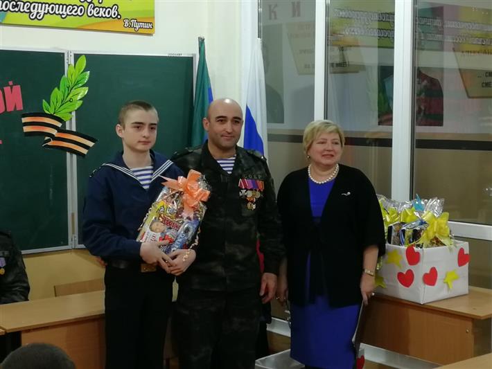 Сотрудники дагестанского СОБР провели Урок мужества для воспитанников кадетской школы