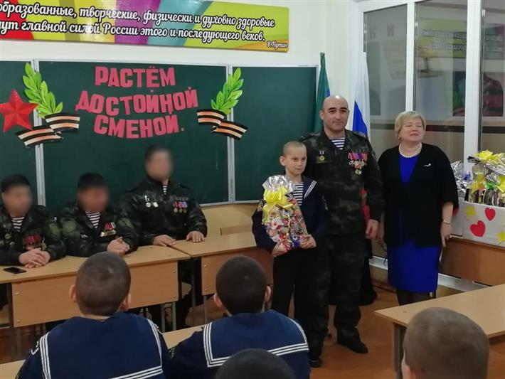 Сотрудники дагестанского СОБР провели Урок мужества для воспитанников кадетской школы