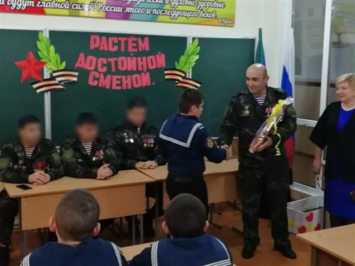 Сотрудники дагестанского СОБР провели Урок мужества для воспитанников кадетской школы