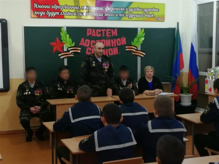 Сотрудники дагестанского СОБР провели Урок мужества для воспитанников кадетской школы