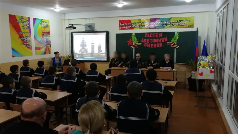Сотрудники дагестанского СОБР провели Урок мужества для воспитанников кадетской школы