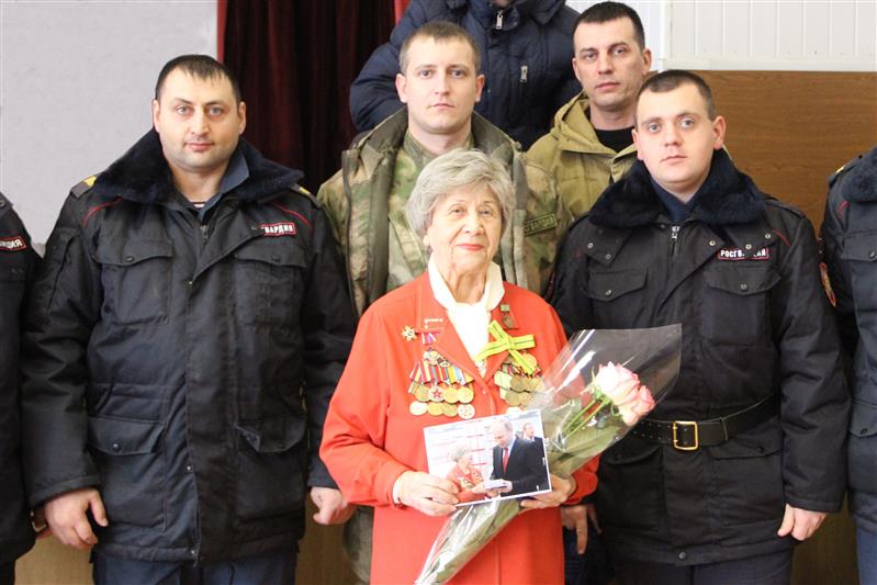 В Краснодаре росгвардейцы встретились с ветераном, пережившим блокаду Ленинграда