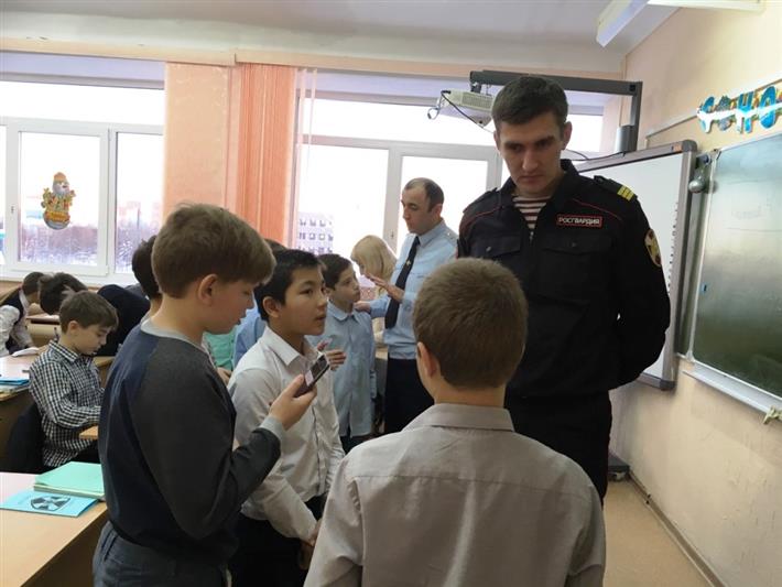 На Ямале сотрудники Росгвардии напомнили  школьниками о безопасности в период зимних каникул