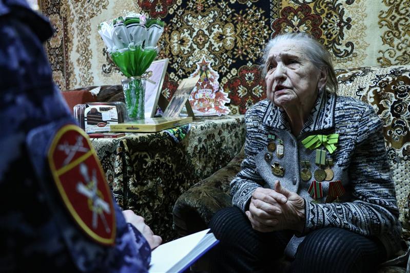 Директор Росгвардии поздравил ветерана вневедомственной охраны – жительницу блокадного Ленинграда с 75-летием освобождения города (фото, видео)