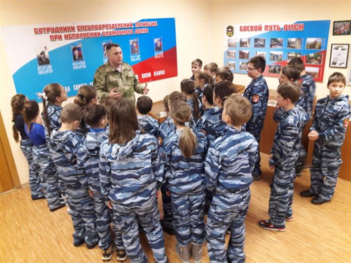 Калининградские школьники побывали на экскурсии в спецподразделении Росгвардии