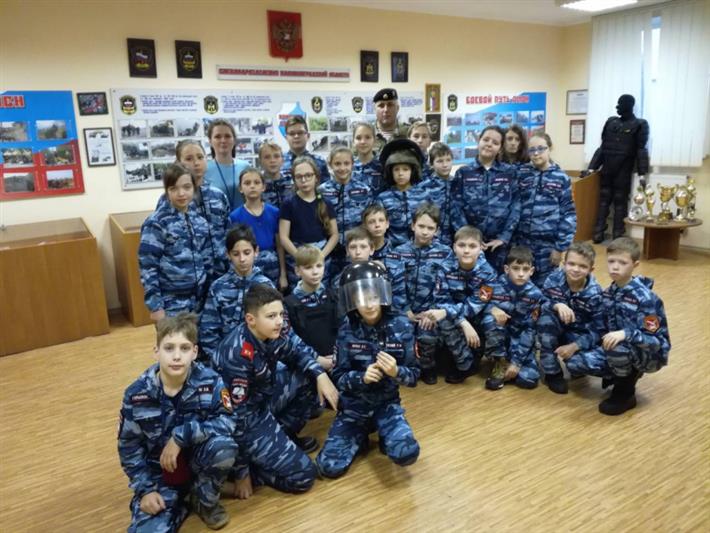 Калининградские школьники побывали на экскурсии в спецподразделении Росгвардии