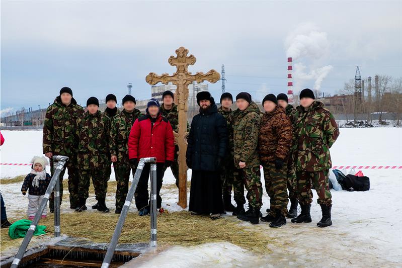 В Екатеринбурге и Сургуте сотрудники ОМОН искупались на Крещение (фото, видео)