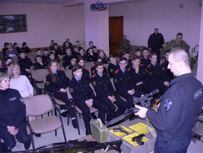 В Брянске росгвардейцы провели урок памяти для кадет